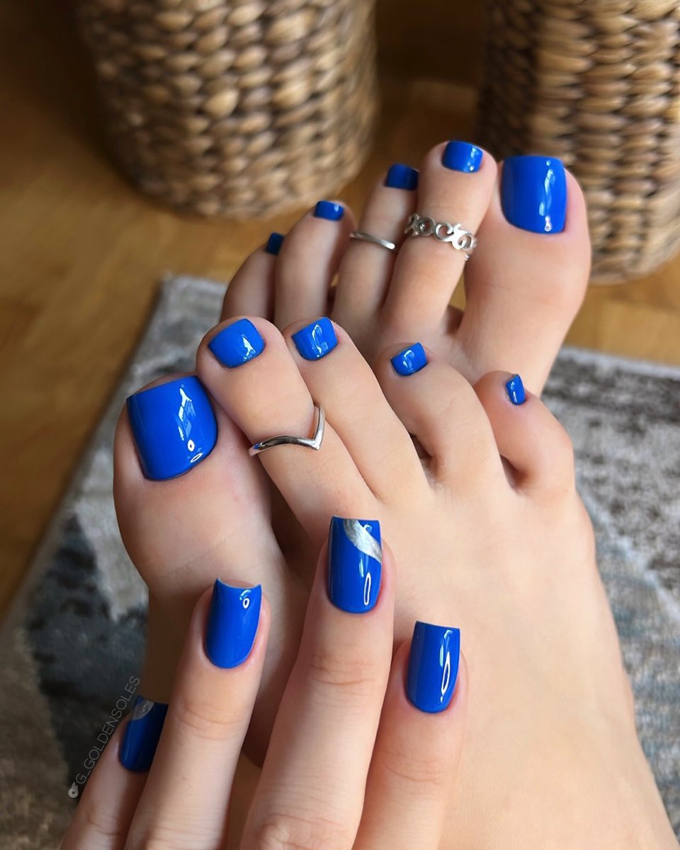 Footsie on Twitter: "RT @g_goldensoles: Blue nails and toe rings 💙"