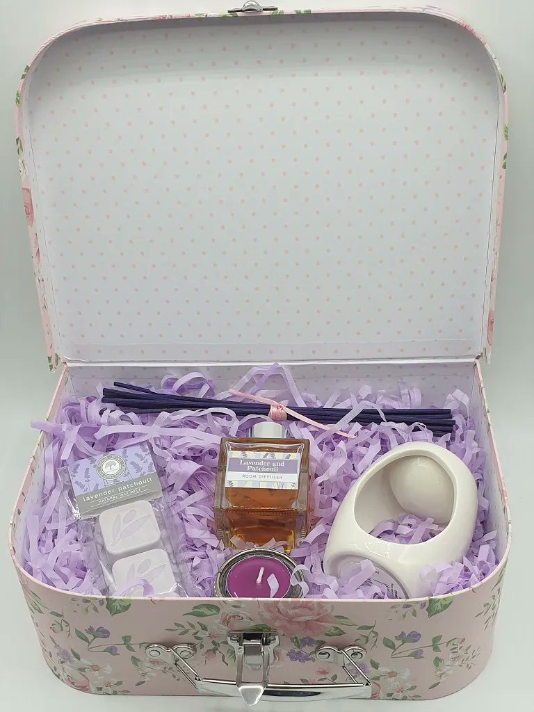 HWrapped's tweet image. Lavender Diffuser and Melts Hamper

This pretty pink suitcase for her is filled with gorgeous lavender and patchouli fragrances.
 buff.ly/3WxTBgT
#happiness #giftideas #giftideas2022 #Christmas2022 #Christmasgiftsideas