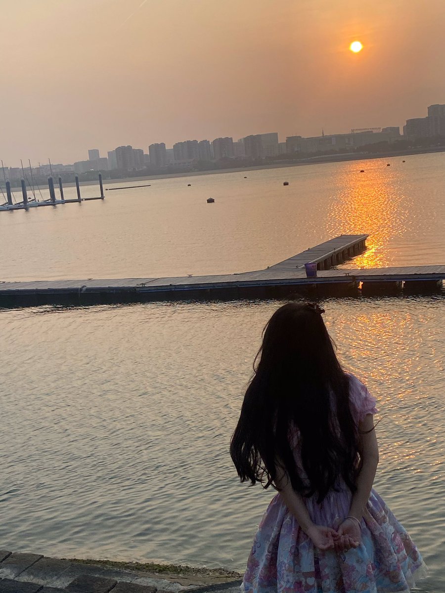 xiaoxi421's tweet photo. 镜子很脏的时候 你并不会觉得是自己脸脏 
那为什么别人说出糟糕的话时
你要觉得糟糕的是自己呢
��界的声音只是参考 不喜欢就不要参考
#夕阳 https://t.co/L3wSJjzbMI