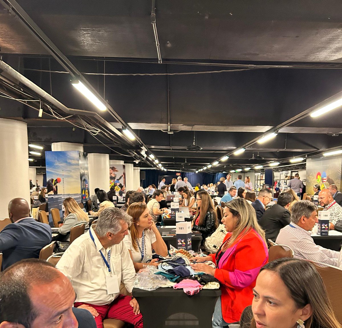 PROCOLOMBIACO's tweet photo. 🇨🇴🤝🇺🇸 Entre actividades de formación y citas de negocios ha transcurrido la Macrorrueda Internacional #ColombiaInHouston 2022, espacio en el que 258 empresas colombianas presentan lo mejor de la oferta exportable de @Colombia a compradores internacionales. https://t.co/l3SDTQLCPl