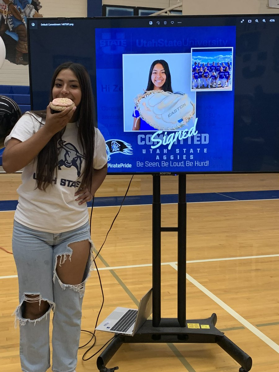 ZerenitiSousa's tweet photo. What better way to spend the best day ever, but with the best cookies ever!!! Thank you sooo much @CrumblCookies !!! #Signed #UtahState https://t.co/SSLZ1gARbL
