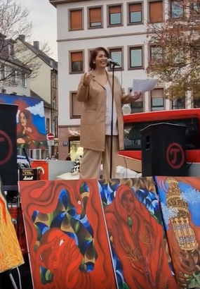 FLF_de's tweet photo. „Eine Frau läuft auf der Straße“
Redebeitrag von Atosa Azizi, @atosa24, Journalistin
#FrauenLebenFreiheit 
❤❤❤
Das Video gibt es hier:
https://t.co/nAy3n0L28n

#mannheim #dorfpride #mahsaamini #iranprotests2022 #iranrevolution #germany #beourvoice #fraulebenfreiheit https://t.co/JlZk2BIR1m