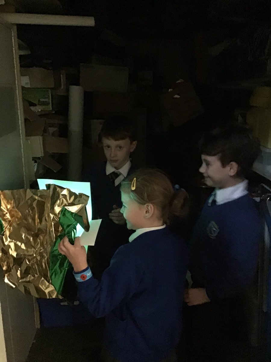 crontony1's tweet photo. Year 3 have been testing the best reflective materials. @crontonceschool https://t.co/f17tDfv0TX