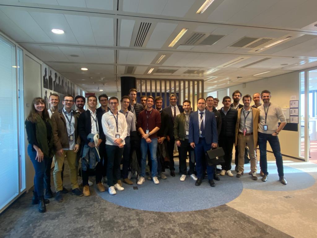 Air France poursuit ses recrutements de pilotes de ligne et les Opérations Aériennes accueillent aujourd'hui 21 nouveaux et nouvelles pilotes qui rejoignent la famille #AirFrance en compagnie d'<a href="/AlwhiteBlanc/">Alexandre Blanc</a>. Bienvenue à eux !