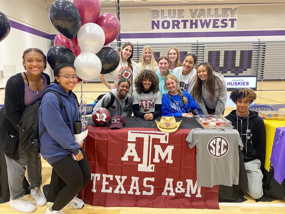 And just like that she is all yours <a href="/AggieVolleyball/">Texas A&M Volleyball</a> 💪🏽💪🏽💪🏽 Congrats <a href="/Alaynapearson20/">Alayna pearson</a> . Thank you 🙏 for all you gave to Husky Volleyball. #NationalSigningDay