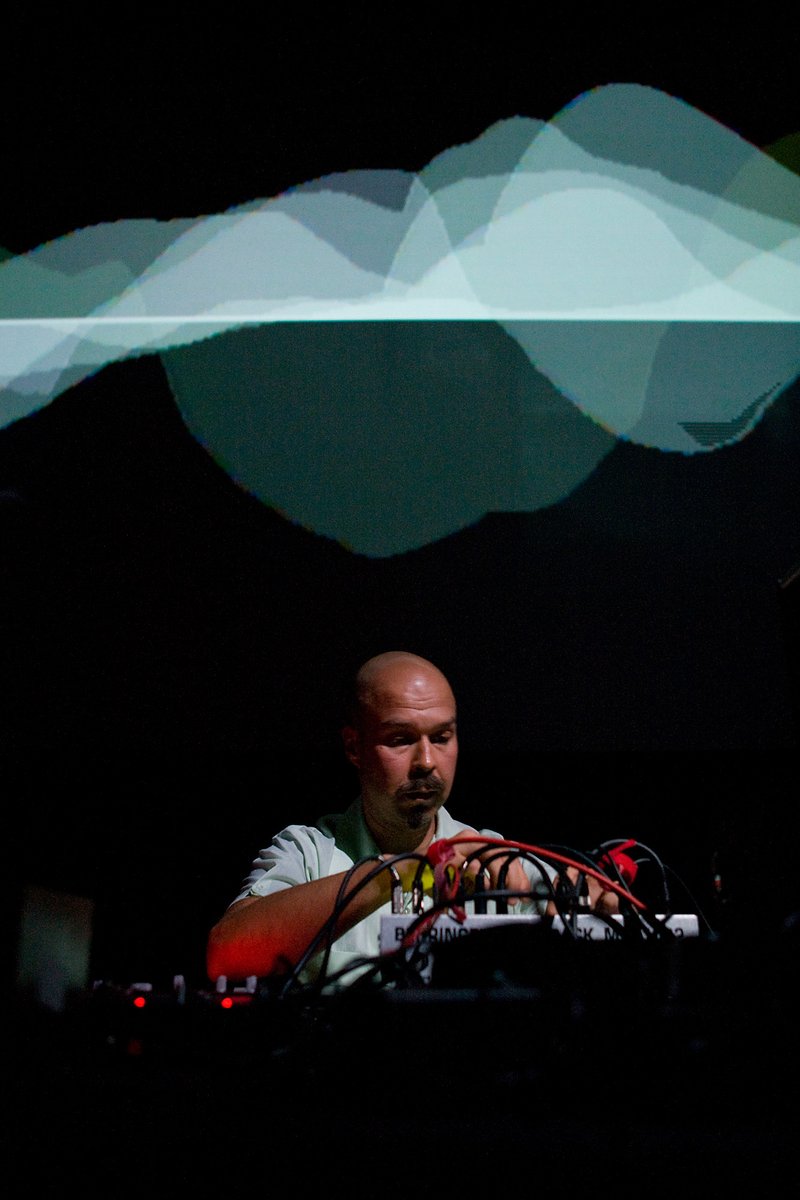 Without Mika Vainio (1963-2017), there would be no pHinnWeb. Therefore it's always a treat to find from the Web archives another rare (even if brief) interview from him. This one is approximately from 2009, conducted by Tobias for tokafi.com. tokafi.com/15questions/in…