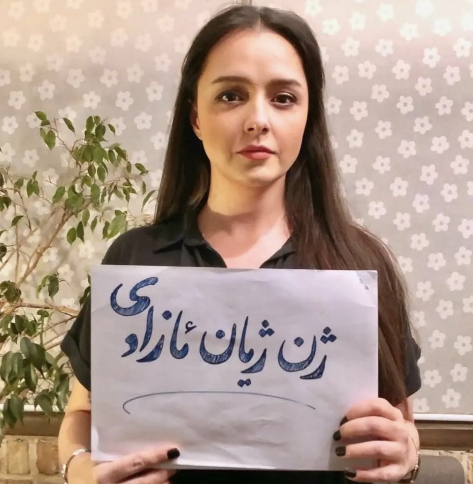 AlinejadMasih's tweet photo. A cultural earthquake. The most well known Iranian actress Taraneh Alidoosti remove her hijab publicly. Another blow lands against gender apartheid regime. 
Young women in Iran started this revolution and now popular actress followed their path.
Women Life Freedom.
#MahsaAmini https://t.co/yt9yBQhvpe