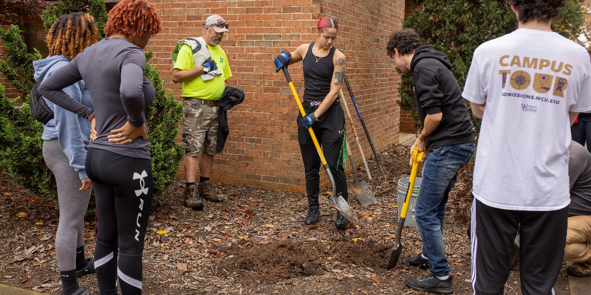 Shout out to advisor Lisa Sparks and her University 101 class! On Monday, this group planted two trees as part of their service work. Contributions like this help us maintain our designation as a Tree Campus USA. More photos: fal.cn/3tt74
