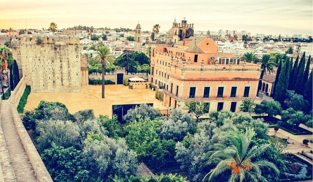anonimojerezano's tweet photo. Así luce Jerez en la nueva temporada de "The Crown". https://t.co/AKLqonRVEq