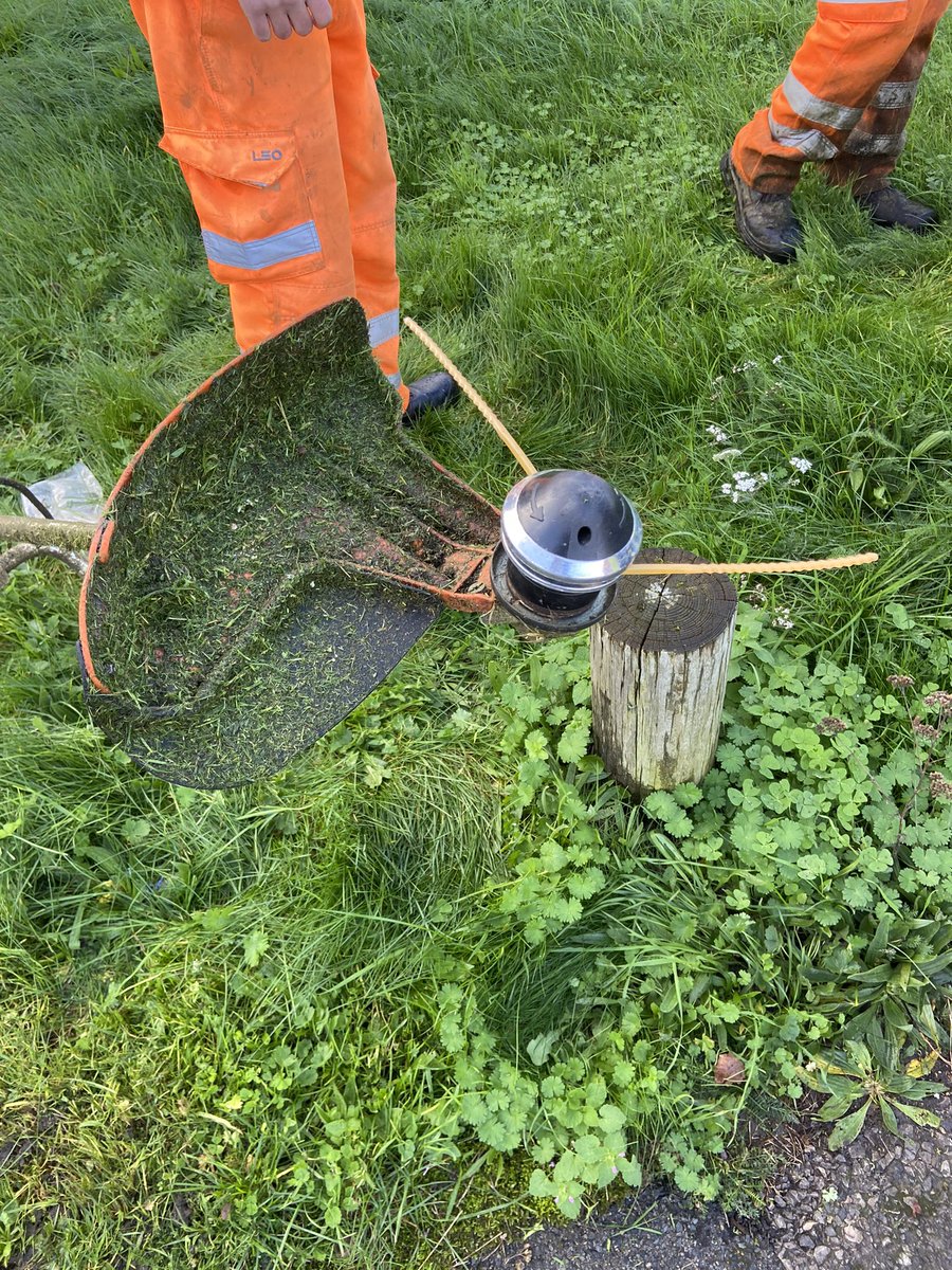 rrblades's tweet photo. The Qfc10 Flashcutter, working in Reading. Fits on all straight shaft strimmers starting from 30cc, from thin grass to brambles, curbs &amp; around trees. 
Superior with guaranteed durability. Replacement of nylon line in 10 seconds #flashcutter #strimmer #strimmerhead
#brushcutter https://t.co/0WQ9cbrepG
