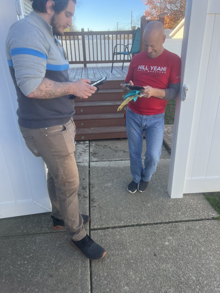 My #MentorMoneyCrew and I hit the mean streets of Mentor today looking for some Fiber in our new green light streets! Also unplanned twinning today but hey we’re about that life 💪🏾 <a href="/PhilWhite3612/">Phillip White</a> <a href="/ErdmannKen/">Ken Erdmann</a> <a href="/mattsharrak/">Matthew Sharrak</a> <a href="/LifeatAlliance/">Alliance Mobile</a> <a href="/TrayeValentine/">Traye Valentine</a> <a href="/keroninc/">Keron Incarnato</a> <a href="/OHPAunstOHPAble/">#unstOHPAble</a>