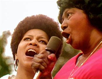 #NovGoldenYears 1969

#Questlove's #SummerOfSoul of the Harlem festival

Thx to this doc📽️, I got to hear the magnificent #MahaliaJackson x #MavisStaples duet on the gospel song #PreciousLordTakeMyHand for the 1st time

youtube.com/watch?v=jQ1BWh…
1yr after his death, MLK's 💜🎼