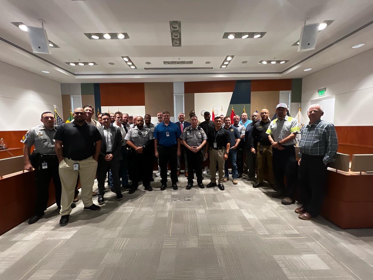 PortTampaBay's tweet photo. Port Tampa Bay salutes our Veterans! Port Tampa Bay President/CEO Paul Anderson was proud to host his annual Veteran’s Day Appreciation Breakfast to show gratitude for the tremendous sacrifice of the former service members on staff. The port is proud to employ 34 veterans. https://t.co/KSY5A2EzVN