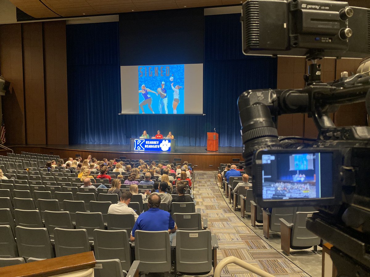 MasonKernMedia's tweet photo. Now to @KearneyHigh 🐾

Three @KearneyBearcats are signing NLIs in 3️⃣ different sports!

🎽 Haidyn Skeen (@HaidynSkeen) ✍️ North Dakota (@UNDtrackfieldXC)
⚾️ Lucas Wegner (@LucasWegner5) ✍️ Pittsburg State (@GorillasBSB)
🏐 Elli Mehlin (@ElliMehlin) ✍️ UNK (@UNKvolleyball) https://t.co/biyEQy0DW4