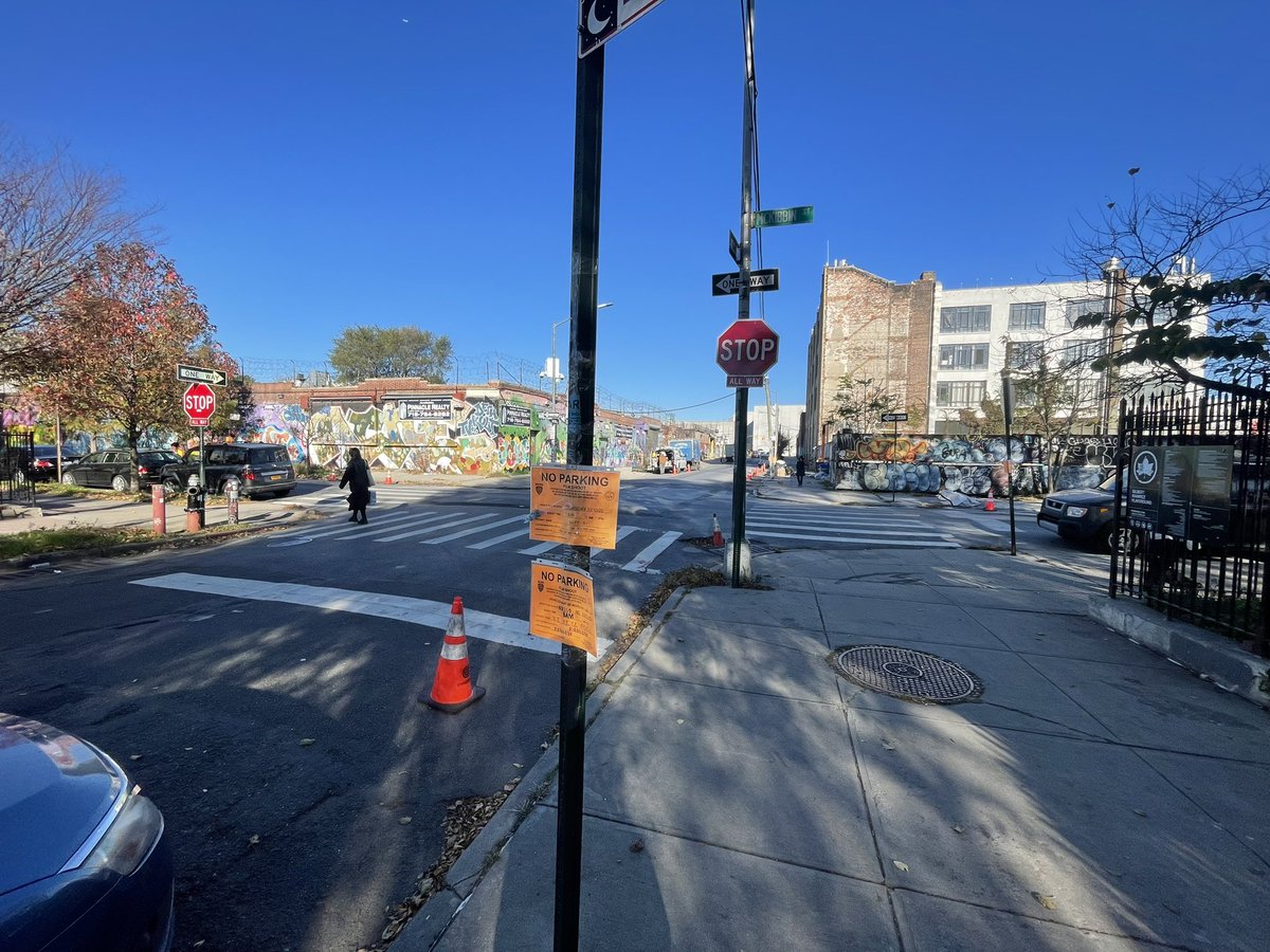 pwbuehler's tweet photo. 5 blocks have cones for films since last Thursday but nothing has been going on.  No filming, no trailers, just spots residents can’t park in - a major inconvenience. I text the sign # and nothing.  White St between Boerum St &amp; Siegel - Bushwick. Help! @MadeinNY https://t.co/HNtr0mC3Xi