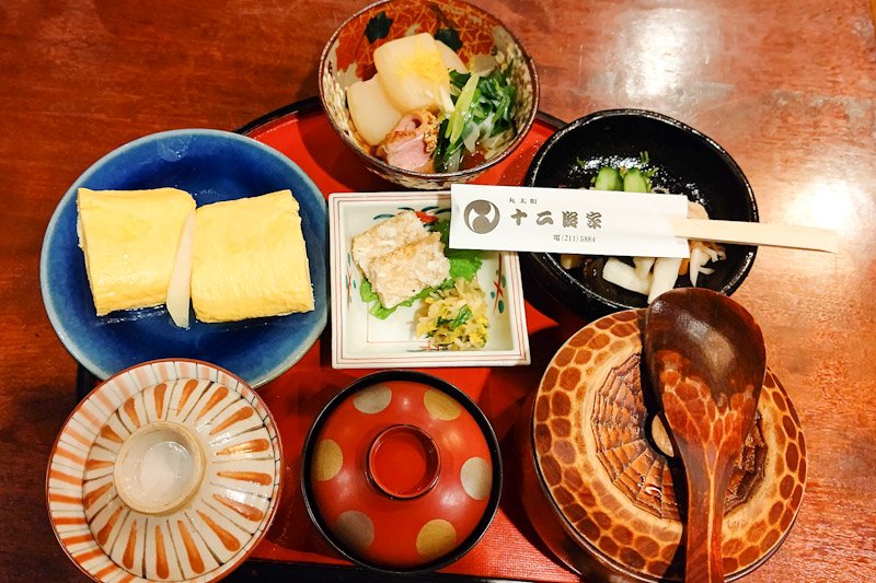 Miiyu_bards_'s tweet photo. 今更ながら京都の思い出を……って見返してみたら
食べ物しか撮ってない😅
あとはライブハウスと電車の車窓
季節の一品の蕪、口に入れたら解けて無くなっちゃった
出汁巻きはお出汁がじゅわーっとしてて、ジューシーだった
とっても美味しかった
#サクサク散策
#sss
#GOWU
#十二段屋
#食欲の秋 https://t.co/qwYf160WSb
