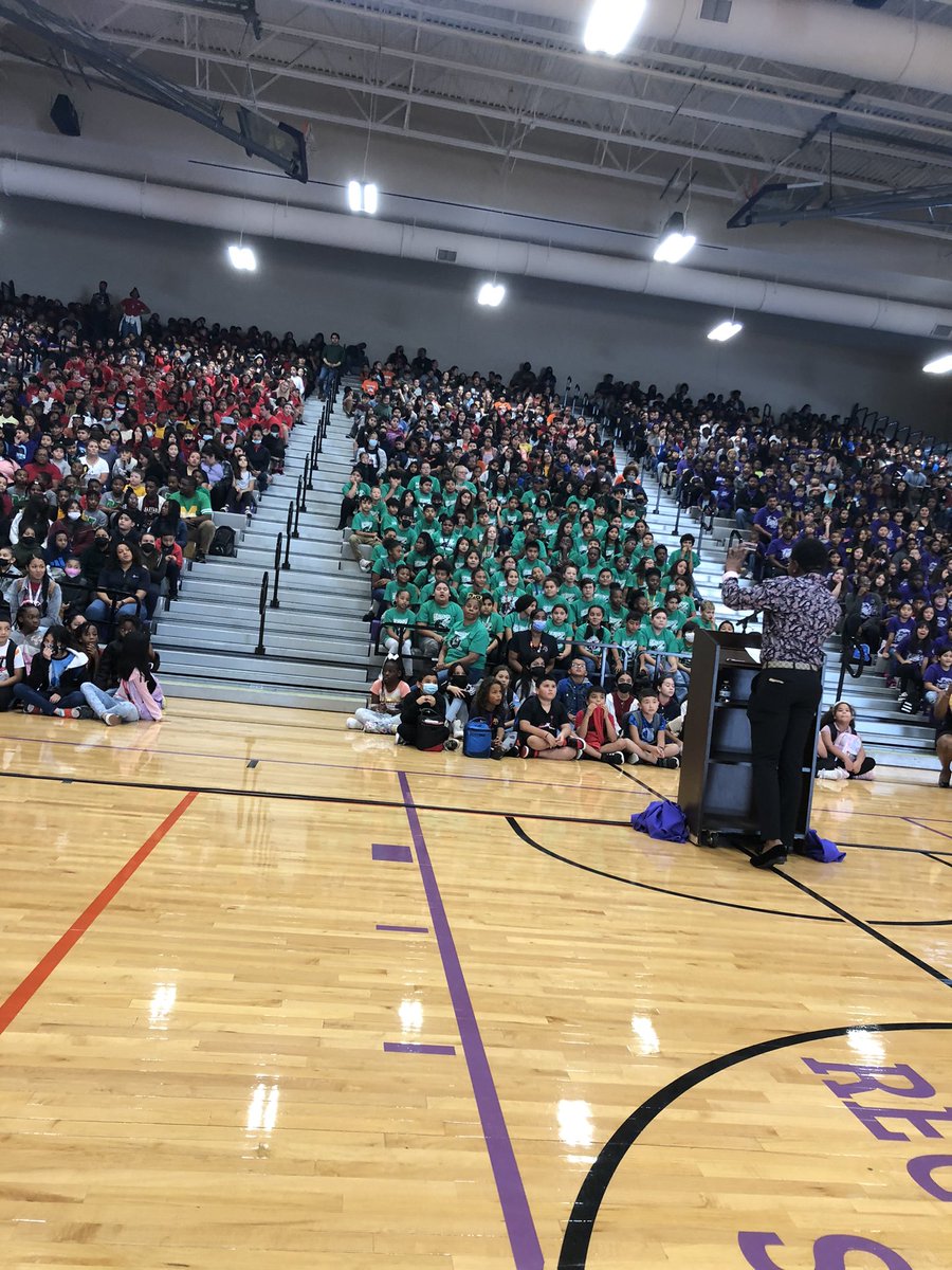 _ttonthemic's tweet photo. Almost 2,000 students showed up for Elementary School Day @PVAMU. Thank you @pv_spot for having me! We had a ball! #hbc https://t.co/3Yu5kKCQfX