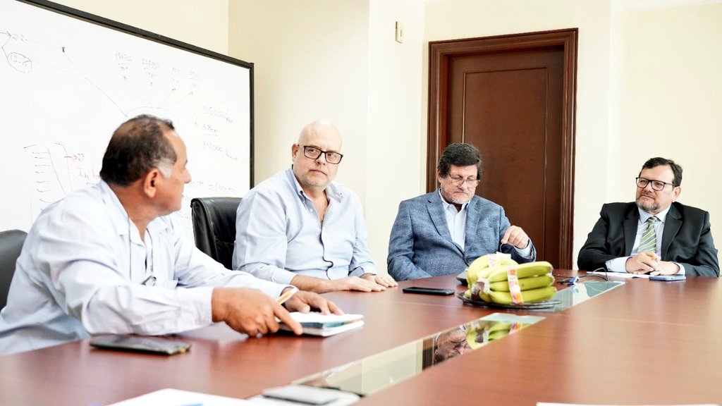 mauricio_salem_'s tweet photo. En @BanEcuadorBP reconocemos el importante aporte del sector cañicultor al desarrollo del país 🇪🇨 Por ello, junto al Ministro de @AgriculturaEc @bmanzanod trabajamos en nuevos créditos para sus agricultores.

Con el Presidente @LassoGuillermo seguimos generando oportunidades ✅💪🏻 https://t.co/h8HMwflTCg