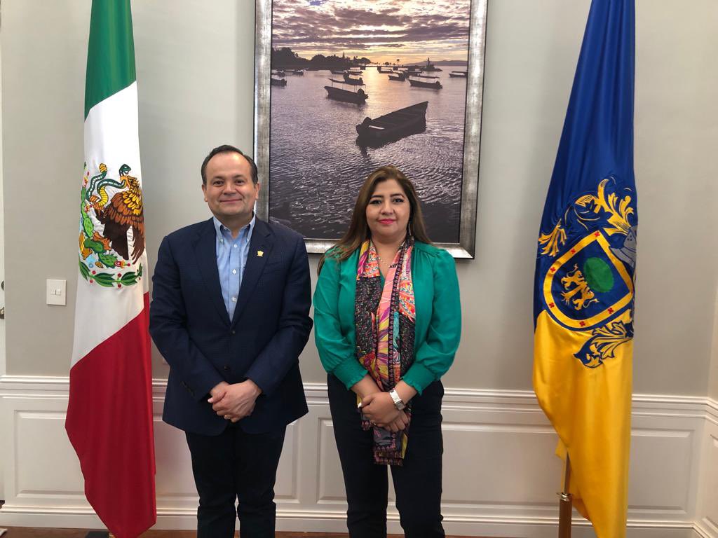 imssjalcontigo's tweet photo. La titular del #IMSSJalisco, Dra. @KARLALpezLpez3, sostuvo una reunión con el alcalde de Chapala, Lic. @AlejandroA_C, para dialogar sobre propuestas de mejora en la atención médica que se otorga en el municipio. https://t.co/4Anz3mVDuZ