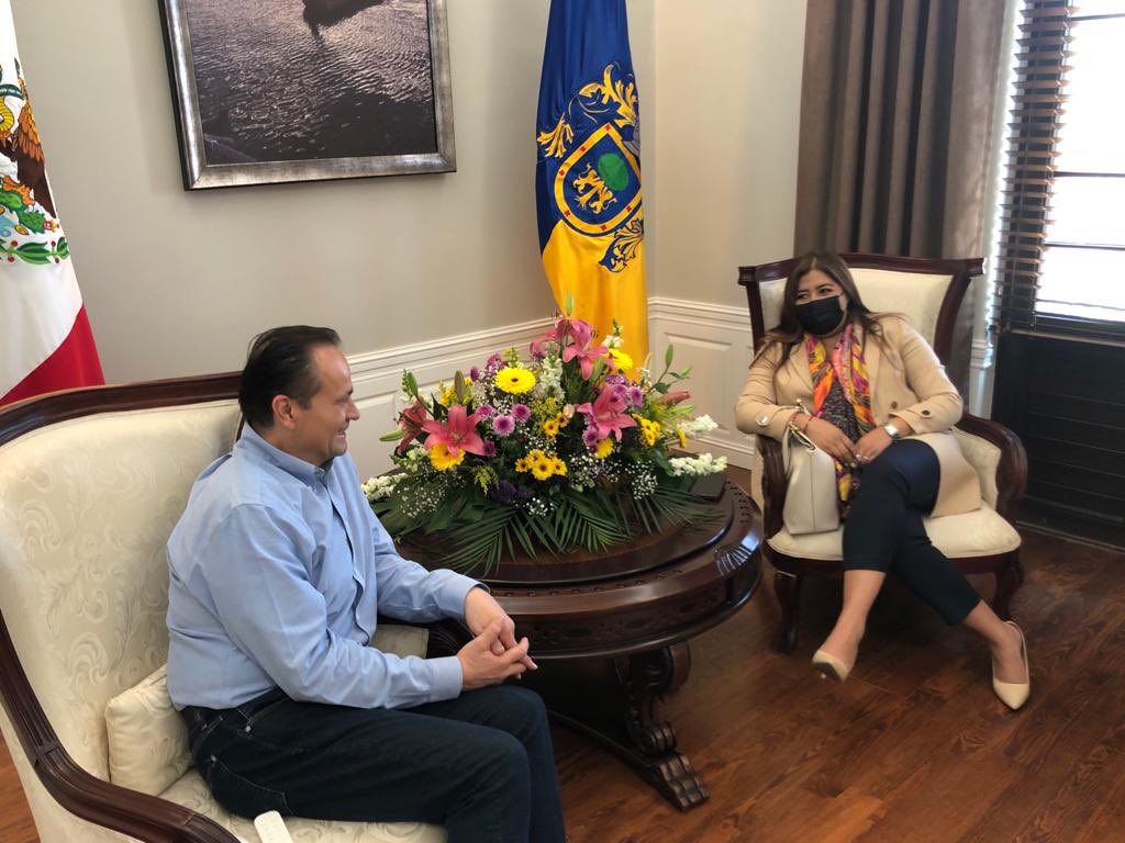 imssjalcontigo's tweet photo. La titular del #IMSSJalisco, Dra. @KARLALpezLpez3, sostuvo una reunión con el alcalde de Chapala, Lic. @AlejandroA_C, para dialogar sobre propuestas de mejora en la atención médica que se otorga en el municipio. https://t.co/4Anz3mVDuZ