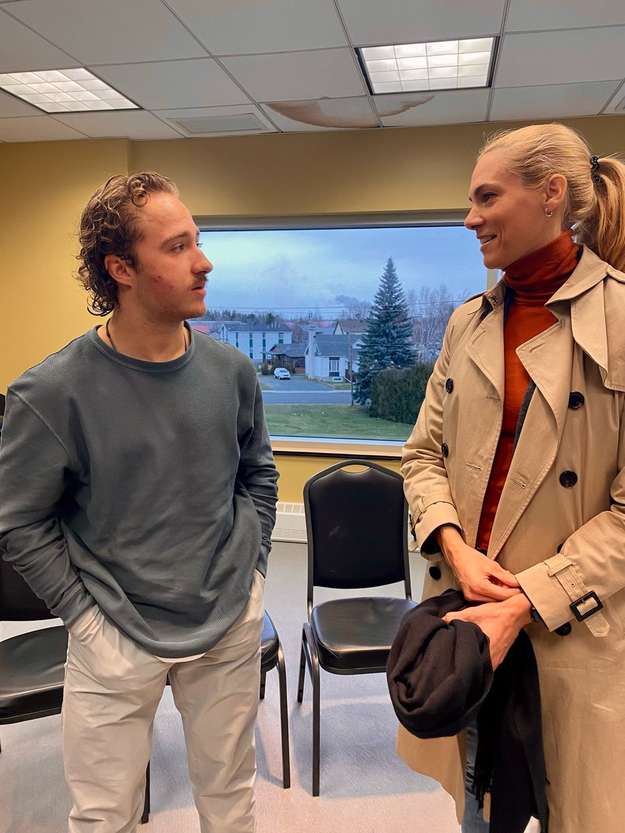 PascaleStOnge_'s tweet photo. J’ai eu une discussion franche avec les joueurs de l'équipe des @ForeursVD sur l’éducation, la sensibilisation et l’importance d’être à l’écoute. Parents, entraîneurs, direction, tous ont un rôle à jouer pour les aider à s’épanouir et briller sur la glace comme à l’extérieur🏒 https://t.co/zzZL1Ce0sY