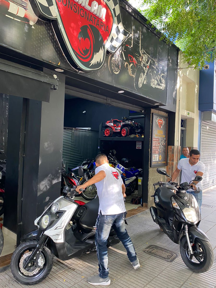 CucutaGobierno's tweet photo. Continuamos haciendo sensibilización en la zona céntrica de Cúcuta. Hoy, los gestores de espacio público recorrieron el barrio Latino y abordaron a quienes hacen uso de los andenes para fines comerciales.  

#MeLaJuegoPorCúcuta #GobiernoSomosTodos https://t.co/4T4IEFW9Dd