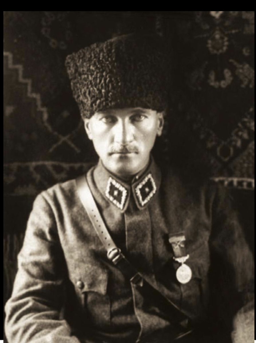 10 Kasımda Göz yaşı aşktan iner,  her seferinde aynı huşu ile yaşadığının delilidir 
Atam aydınlığın 
#10Kasim 
 #10Kasim1938 
 #Ataturk