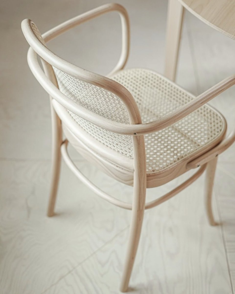 AttPynta's tweet image. The 811 armchair by Ton, inspired by a model from 1930 by Josef Hoffmann, blends his interest in Art Nouveau and simple shapes with the wood bending processes used by Ton since 1861. attpynta.com/collections/to…