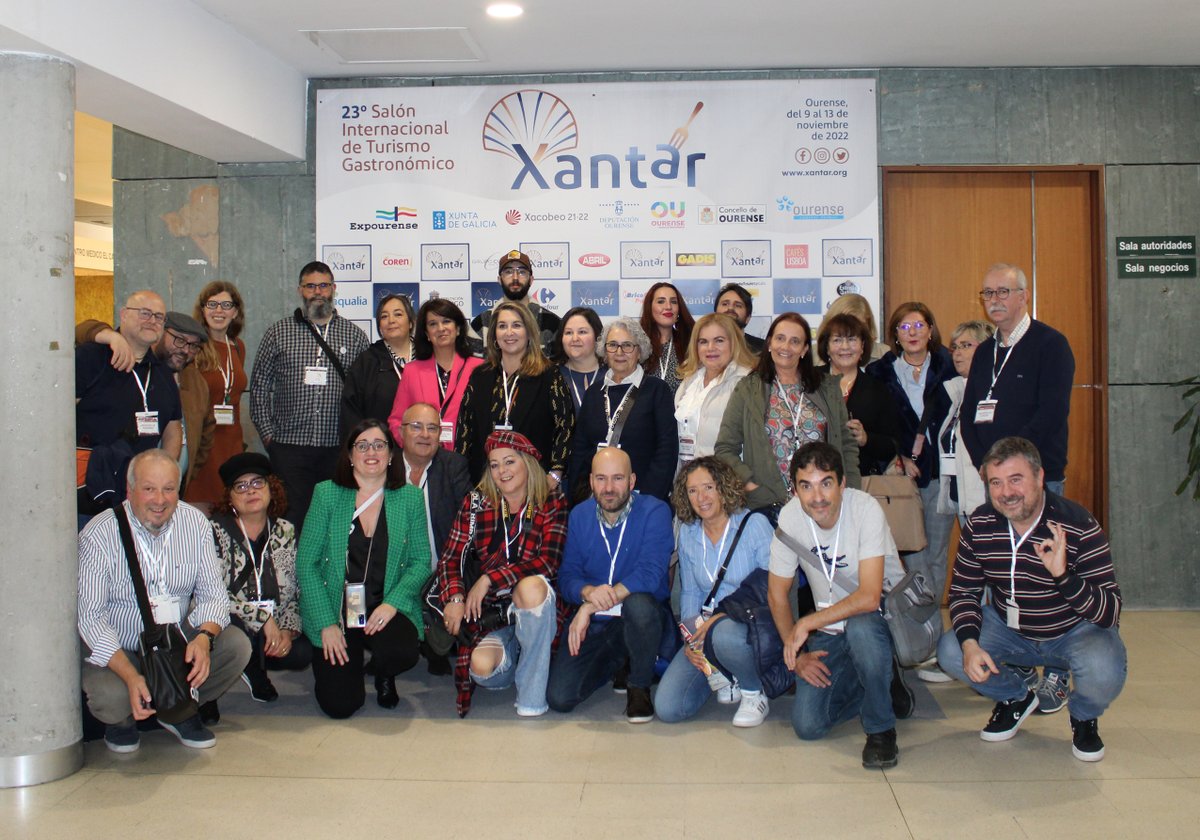 XANTAREXPO's tweet photo. Tradicional foto de familia del Encuentro de Bloggers de @XANTAREXPO . 9 años llevamos ya! 

Con el apoyo de @capitaltermal! Mañana visita guiada a la ciudad de #Ourense! https://t.co/tWhgpPyWuN