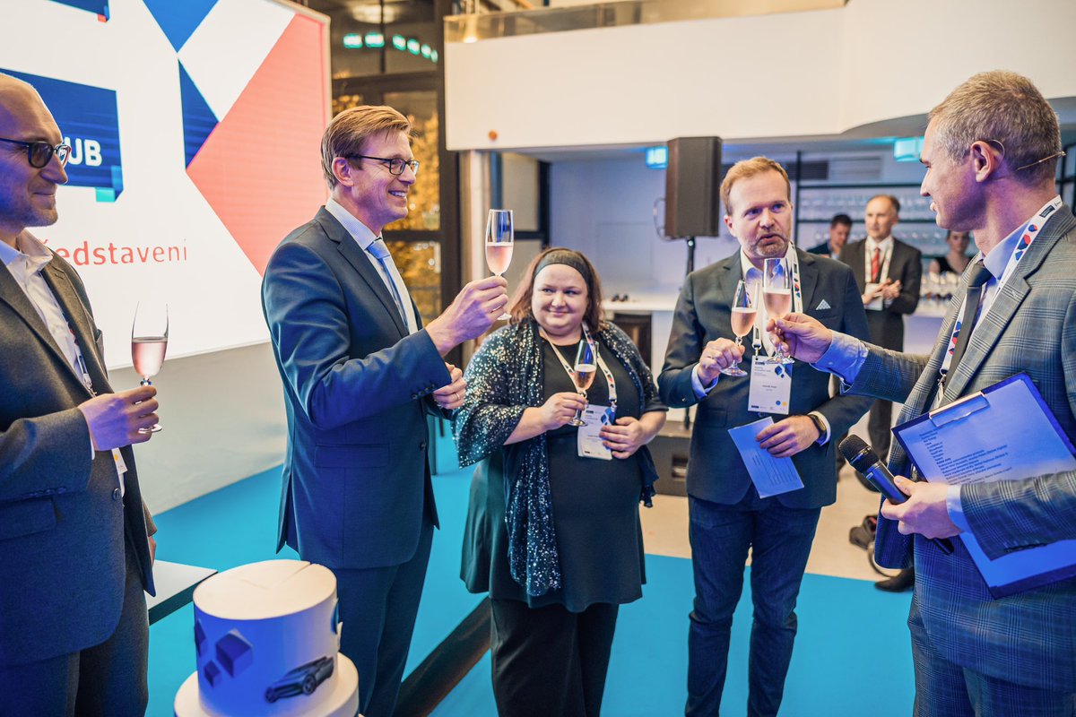 CzechInvest_CZ's tweet photo. Dnes jsme slavnostně představili veřejnosti Mobility Innovation Hub, který bude pomáhat uspět inovátorům na poli chytré mobility v rámci Technologické inkubace! Přišlo více než 150 hostů a promluvil zde také @makupka. Děkujeme všem za účast! #technologickainkubace https://t.co/g3p7g3NVGB