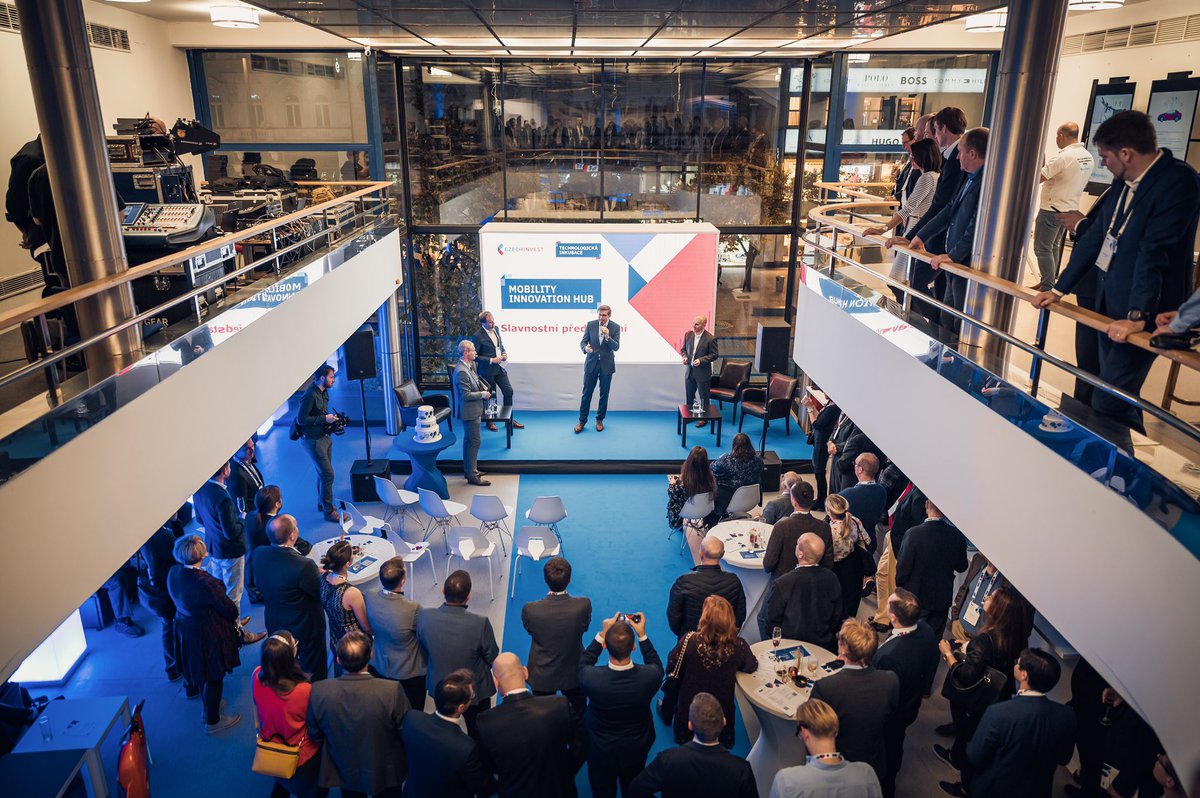 CzechInvest_CZ's tweet photo. Dnes jsme slavnostně představili veřejnosti Mobility Innovation Hub, který bude pomáhat uspět inovátorům na poli chytré mobility v rámci Technologické inkubace! Přišlo více než 150 hostů a promluvil zde také @makupka. Děkujeme všem za účast! #technologickainkubace https://t.co/g3p7g3NVGB