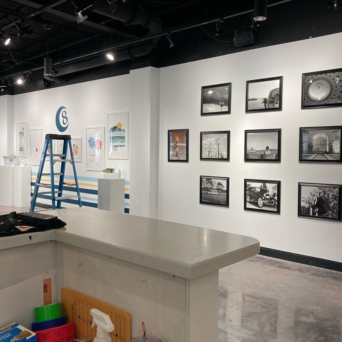SUgalleries's tweet photo. What a difference a day makes! 

Slide 1: Tuesday Afternoon 
Slides 2-4: Wednesday afternoon 

The seniors are well on their way to having their exhibition ready! 

#suag #suartgalleries #studentshow #seniorshow #installpics #resurgence https://t.co/8PwMkGinQc