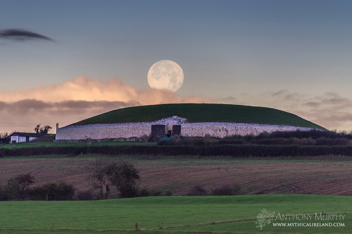 mythicalireland's tweet photo. This morning's full moon setting into the great monument of Síd in Broga (Newgrange) just before sunrise. #fullmoon #moon #moonset #Newgrange #sidinbroga #boynevalley #astrophotography #astronomy #luna #irelandsancienteast #brunaboinne https://t.co/GanLJY7Deo