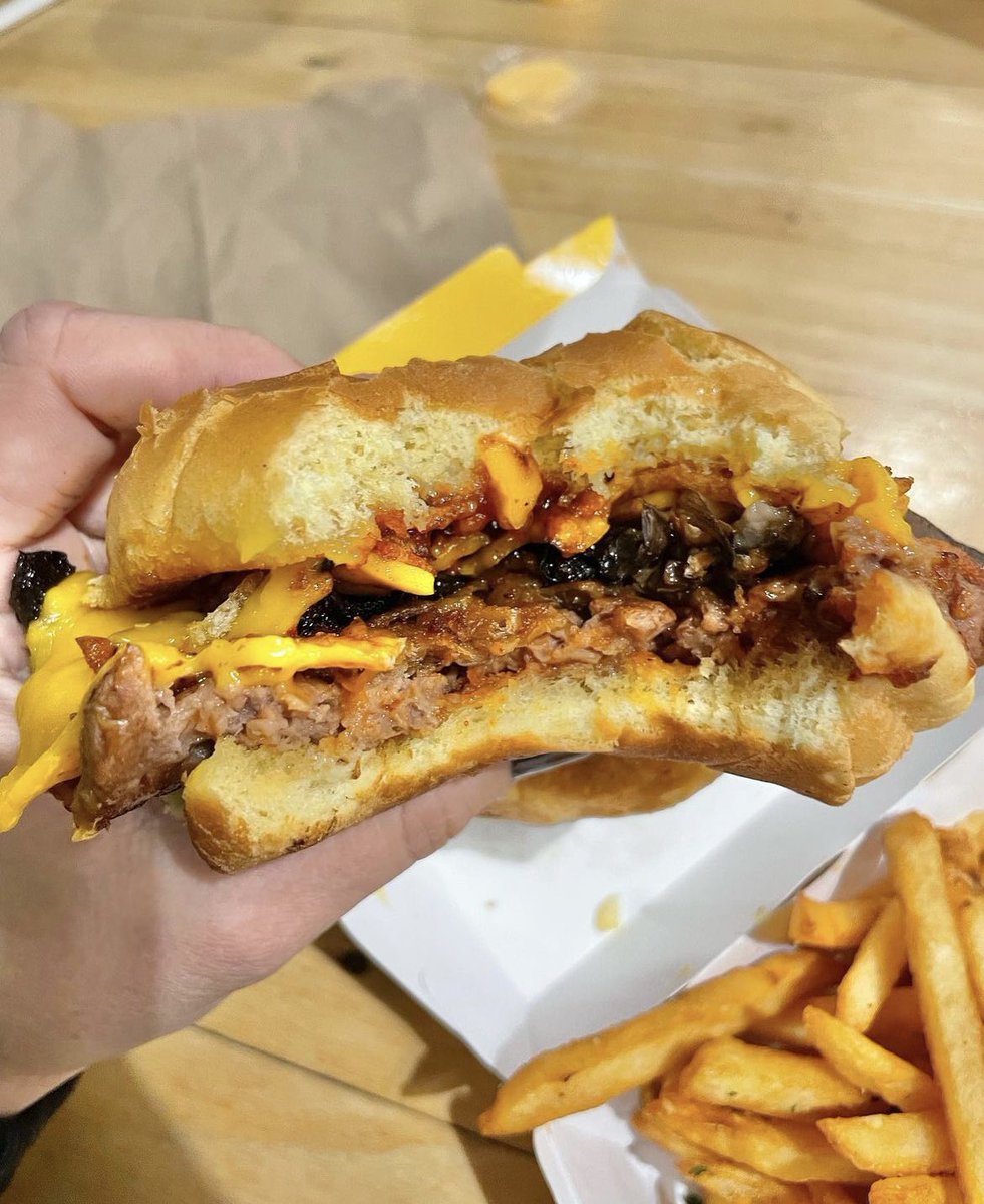 PLNTBurger's tweet photo. yes, we’re celebrating #NoMeatNovember
and yes, we are also enjoying this meaty, delicious burger
both can be true 🙌 https://t.co/OBkvK0gw0y