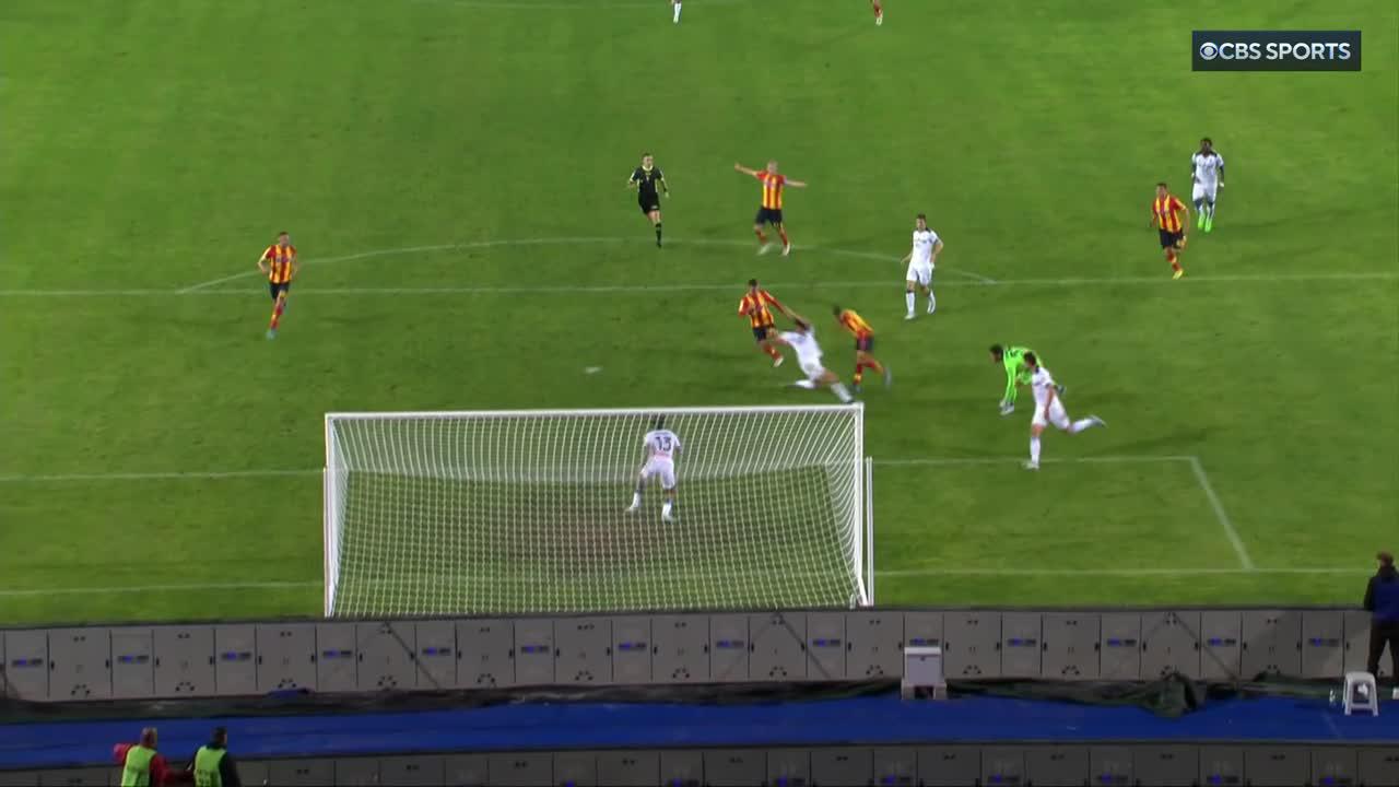 Two goals in two minutes and this one is cheeky from Federico Di Francesco! 🌶

He sits the keeper down and has a finish to match, 16th place Lecce are stunning Atalanta! 👀”