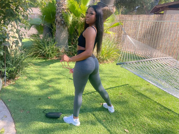 Working out with me or working me out ? 🏋🏾&zwj;♀️  https://t.co/e7fH2EPakr https://t.co/VMHj5KtAaL