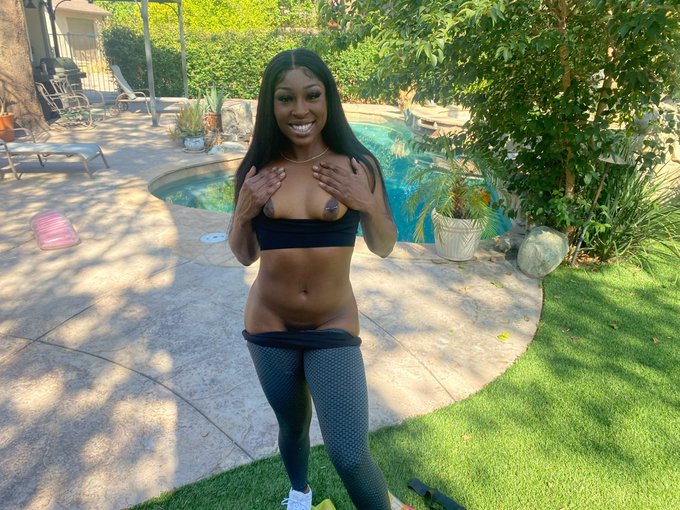 Working out with me or working me out ? 🏋🏾&zwj;♀️  https://t.co/e7fH2EPakr https://t.co/VMHj5KtAaL