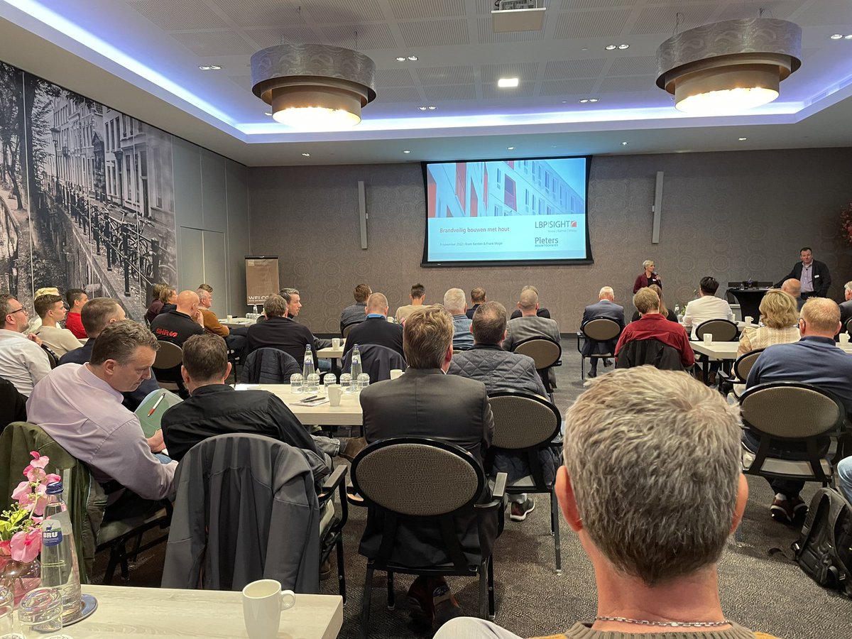 JanBertHeinen's tweet photo. Kennisoverdracht en goede gesprekken tIjdens Expertmiddag Brandveilige houten gebouwen in Utrecht. Met diverse sprekers uit binnen en buitenland. #FireSafety #Brandveiligheid #vakbekwaamheid #VVBA #SFPE #Risicobeheersing https://t.co/V2Jp1XUpYl