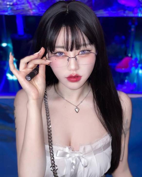 choichopaag's tweet photo. 𝘐'𝘷𝘦 𝘢𝘭𝘸𝘢𝘺𝘴 𝘬𝘯𝘦𝘸 𝘐'𝘮 𝘣𝘦𝘢𝘶𝘵𝘪𝘧𝘶𝘭 𝘸𝘪𝘵𝘩 𝘮𝘺 𝘨𝘭𝘢𝘴𝘴𝘦𝘴 𝘰𝘯. 𝘛𝘩𝘦 𝘵𝘦𝘢𝘤𝘩𝘦𝘳 𝘵𝘩𝘢𝘵 𝘸𝘪𝘭𝘭 𝘣𝘦 𝘦𝘹𝘱𝘭𝘢𝘪𝘯𝘪𝘯𝘨 𝘺𝘰𝘶 𝘮𝘢𝘯𝘺 𝘵𝘩𝘪𝘯𝘨𝘴. 💕

𝘈 𝘧𝘢𝘤𝘦 𝘺𝘰𝘶 𝘸𝘪𝘭𝘭 𝘯𝘦𝘷𝘦𝘳 𝘧𝘰𝘳𝘨𝘦𝘵 ��𝘯𝘥 𝘯𝘦𝘷𝘦𝘳 𝘳𝘦𝘨𝘳𝘦𝘵. https://t.co/s55ZdBPl5P