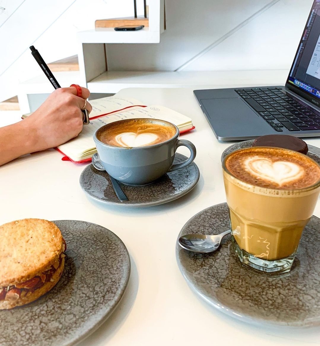 clima perfecto para traer la rutina a <a href="/MargenDelMundo/">Margen del Mundo</a>, donde el trabajo y el cafecito de especialidad van de la mano. ☕️♥️
↪️ Concepción Arenal 4865, Chacarita.