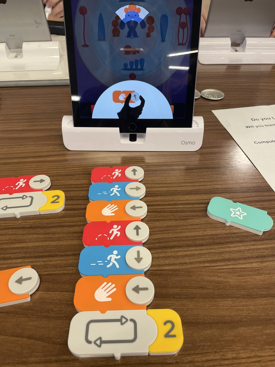 avakseaton's tweet photo. I had a great time at the Hour of Code event with @brickleyteach and @BrooklynnC0rmie  #HourOfCode @COE_UNI #unietd https://t.co/DkDc4IwiYO