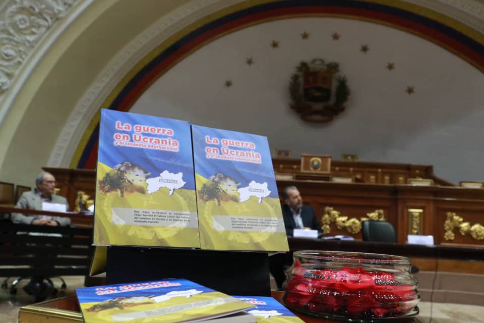 CPPESI_AN's tweet photo. En Sesión Ordinaria la @CPPESI_AN, recibe al Diputado Dominicano Pedro Antonio Martínez, también recibimos al economista César Villalona quién explicó e hizo entrega de su libro “La Guerra en Ucrania”. https://t.co/Uj9vWi9PKp