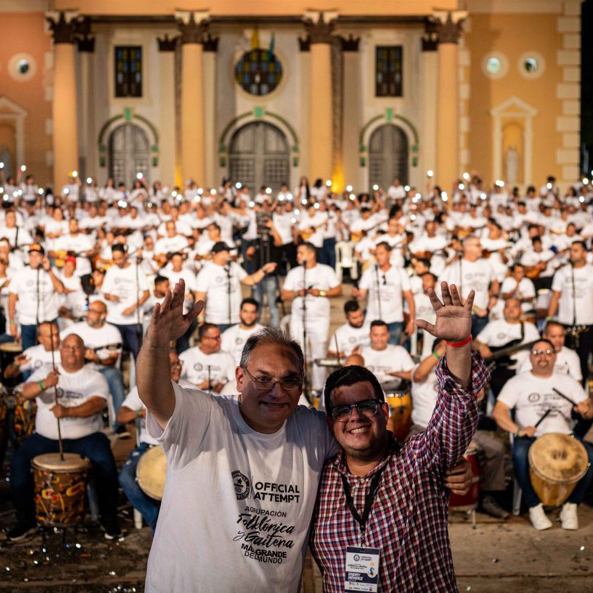 Maracaibo500's tweet photo. Al son de “Entre una lluvia de Flores”, con un ensamble de más de 400 músicos y de la mano del maestro Humberto Bracho, la #GaitaZuliana logra batir un nuevo @GWR como la "Banda Folclórica Venezolana, más grande del mundo" https://t.co/4Dlh815aVT