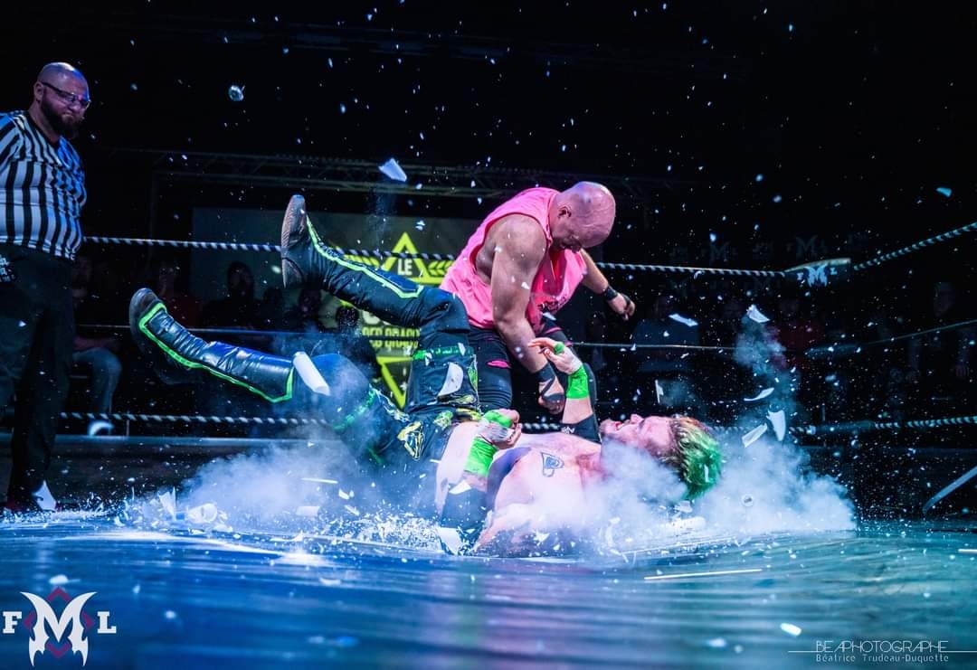 DiablePro's tweet image. Chokeslam de l'Enfer dans les néons #prowrestling #hardcore #art