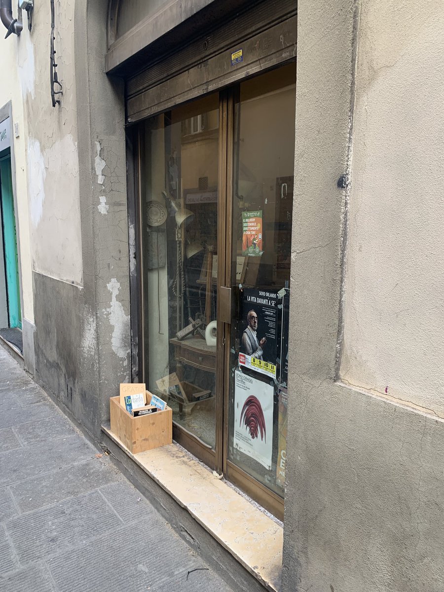 marcobigozzi's tweet photo. 📥 Passeggiando tra i vicoli di #Firenze mi ritrovo davanti questa scatolina di legno, piena di #libri, con scritto #gratis. Un messaggio forte di come la #cultura passi anche attraverso il regalare un libro, e non solo leggerlo. #book #booklover #libridaleggere #librigratis https://t.co/yKBvqbZkhZ