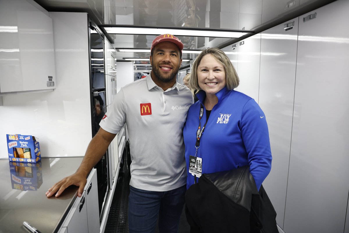 .@BubbaWallace met @NASCAR_FDN #BJFHAward finalist Tracy Williams at @PhoenixRaceway this weekend!

Help her win a $100,000 donation for @tcjayfund by voting today 👉 nas.cr/Award