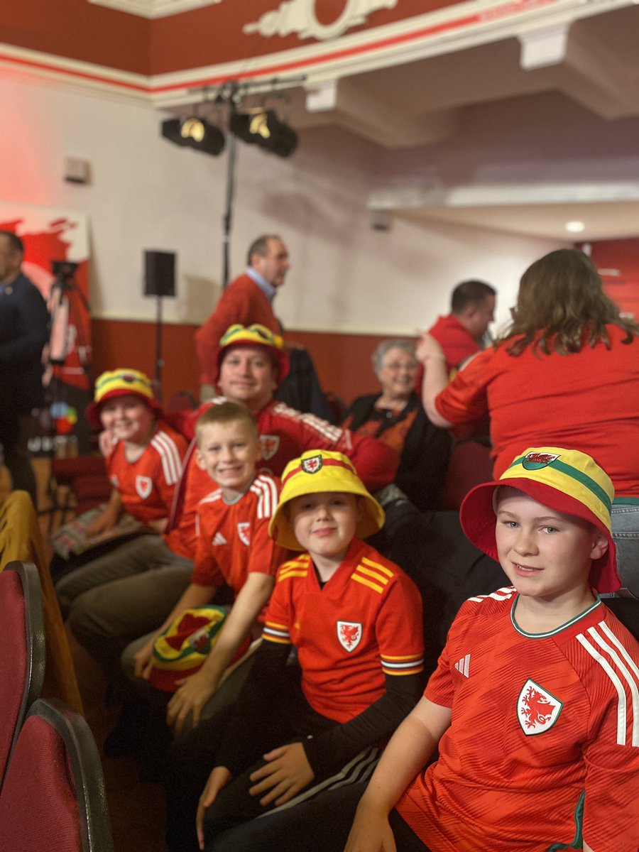 Mae Tylorstown yn barod… ydachi? 

Join us at 6:30pm when Rob Page will be announcing the Welsh squad for the World Cup 🏴󠁧󠁢󠁷󠁬󠁳󠁿🏴󠁧󠁢󠁷󠁬󠁳󠁿🏴󠁧󠁢󠁷󠁬󠁳󠁿 <a href="/S4C/">S4C 🏴󠁧󠁢󠁷󠁬󠁳󠁿</a> <a href="/FAWales/">FA WALES</a> <a href="/Cymru/">Wales 🏴󠁧󠁢󠁷󠁬󠁳󠁿</a> <a href="/OwainTJones17/">Owain Tudur Jones</a> <a href="/MrAlunWilliams/">Alun Williams</a>