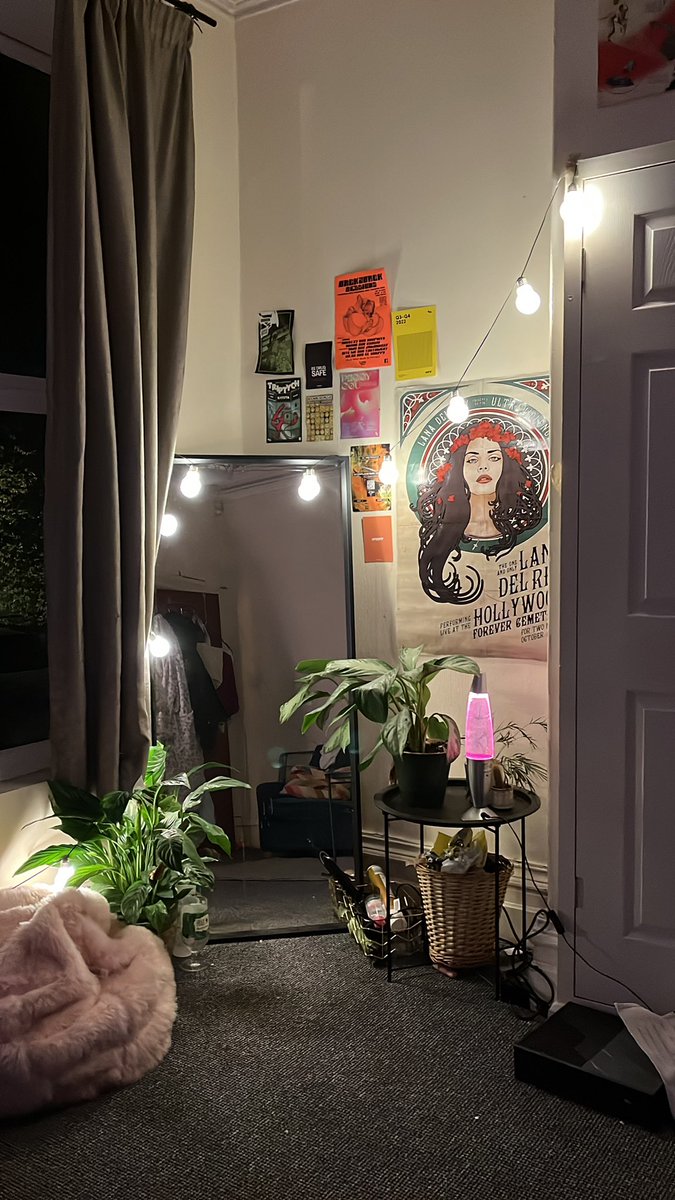 ktsbook's tweet photo. ust come back to uni and miss home already but i acc do love my room here let me show u all it !! got most of it thrifted cos save the environment!! #booktwt https://t.co/F2s5m2RRWH