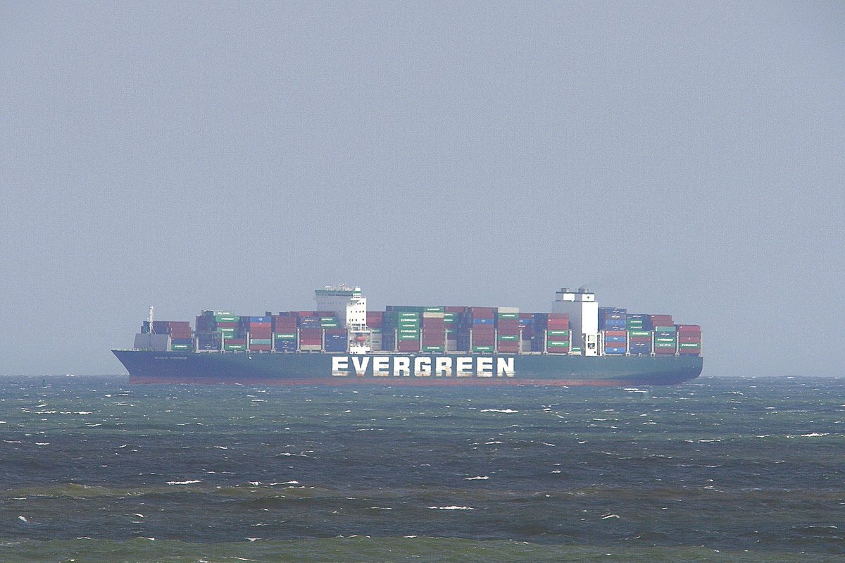 johnmorgan726's tweet photo. At 334 meters the EVER FOCUS, IMO:9850537 en route to Norfolk, Virginia #NIT flying the flag of Panama ๐ต๐ฆ. #ShipsInPics #EVERGREEN #ContainerShip #EverFocus https://t.co/lgZVhvKdc4