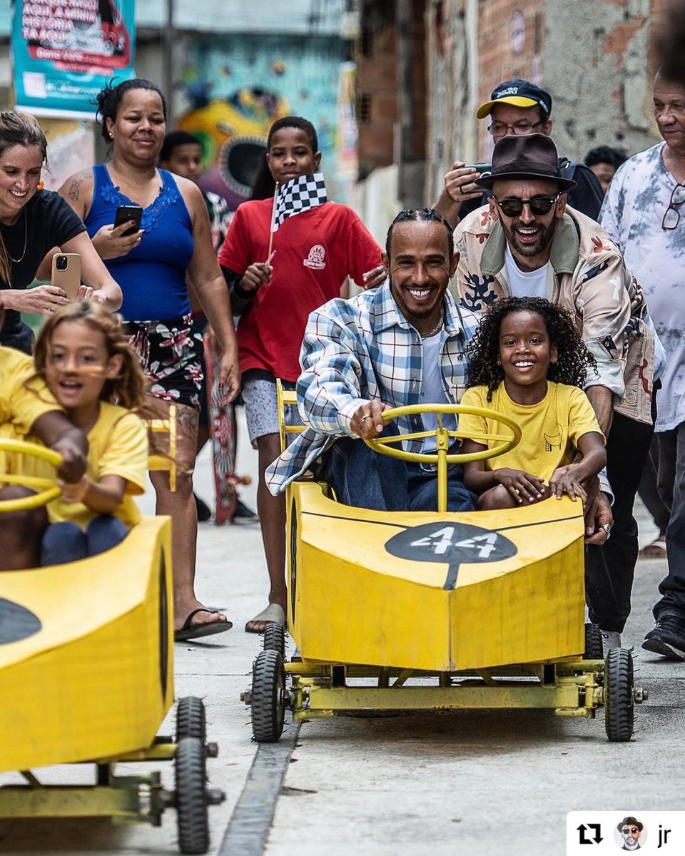 eurenesilva's tweet photo. Sir Lewis Hamilton subiu a favela da providência, a primeira do Brasil! 👏🏽👏🏽👏🏽👏🏽 https://t.co/81ZWUUilFE